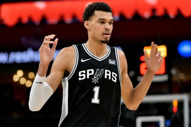 开云体育在线-数据全面缩水 三分疯狂打铁！二年级的文班撞墙了？