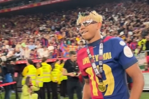 巴萨列队拍头庆祝夺冠亚马尔头发吸睛，孔德闷头向前冲