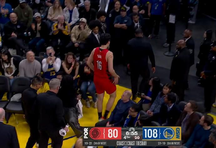 开云直播-幸无大碍！杨瀚森后脑被撞后经短暂检查重返球场继续比赛