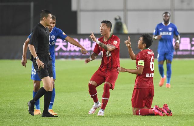 开云体育在线-太惨！河南队长+主力遭停赛 点球被漏判外援回不来